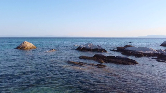 飞过海面上巨大的岩石。鸟瞰图视频素材