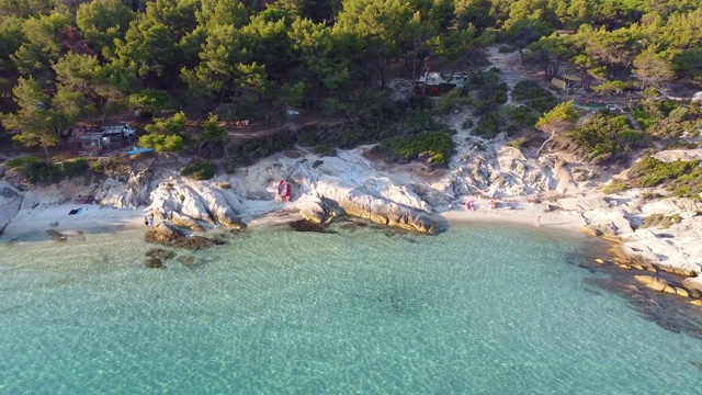 岩石海滩，绿树和异国情调的绿松石海。鸟瞰图的吸引力旅游目的地视频素材