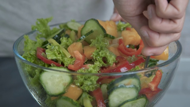 用油给沙拉调味。视频素材