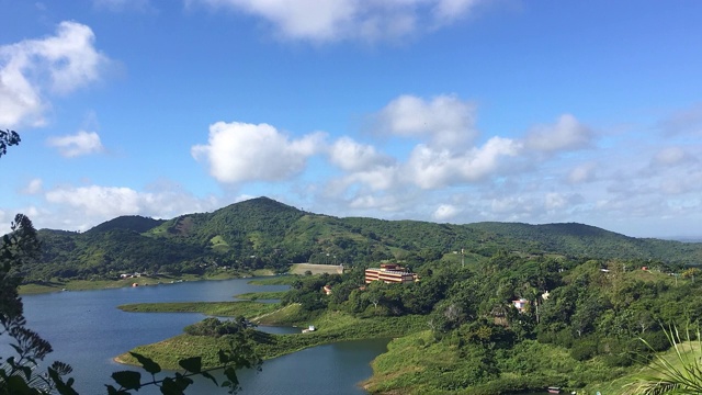 Hanabanilla酒店和Lake从La Loma de La Atalaya观看视频素材