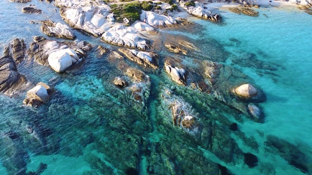 海面上的白色岩石。鸟瞰图的岩石海岸和美丽的绿松石海视频素材