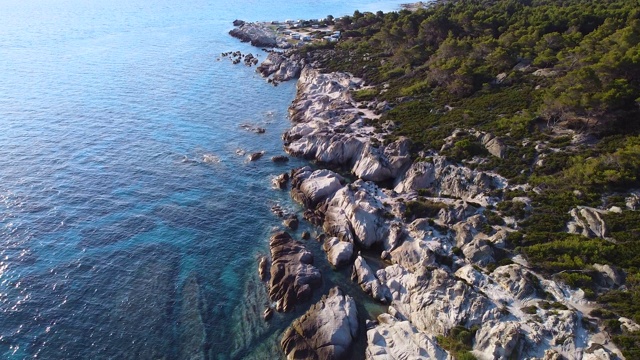 夏日清晨，希腊的岩石海岸。鸟瞰图视频素材