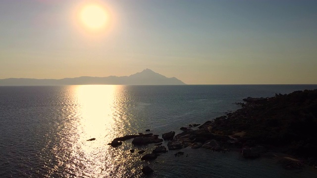 夏天的早晨，在岩石海滩上看阿陀斯山。鸟瞰图视频素材