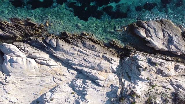 海岸上的白色岩石和浪花飞溅。鸟瞰图视频素材