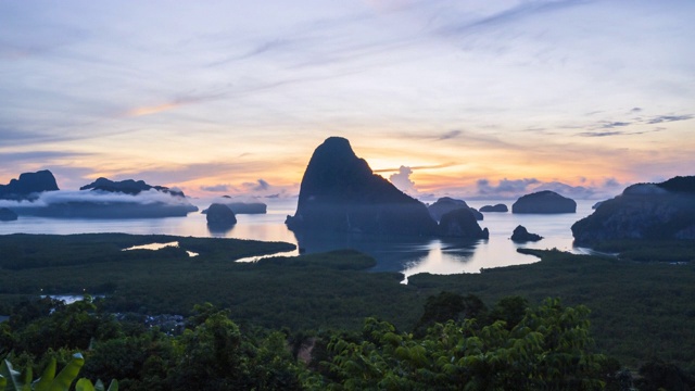 令人难以置信的日出和云彩覆盖泰国的攀牙湾山早晨。视频素材