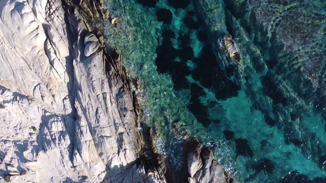 海岸上的白色岩石和浪花飞溅。鸟瞰图视频素材