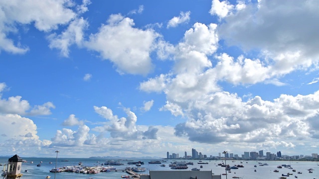 碧海蓝天白云的芭堤雅城市景观。泰国芭堤雅是著名的海上运动和夜生活娱乐城市，4K时间推移视频视频下载