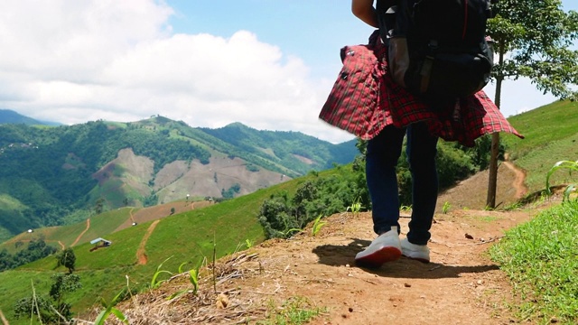 旅行女人背包与地图放松户外在暑假旅行在令人惊叹的风景在泰国的自然。旅行和搭便车的概念。视频素材