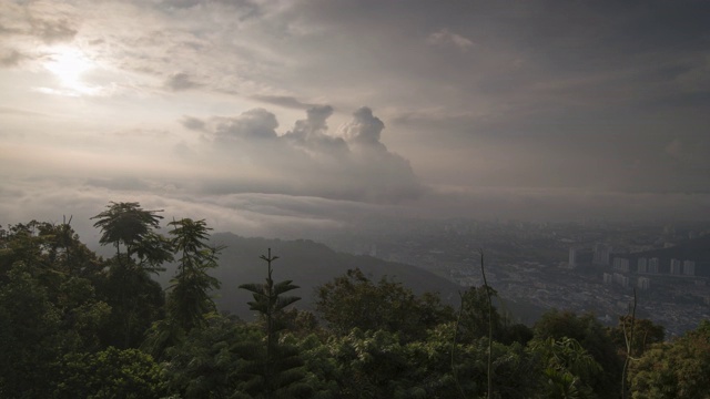 浓雾挡住了槟城乔治城的视线。视频素材