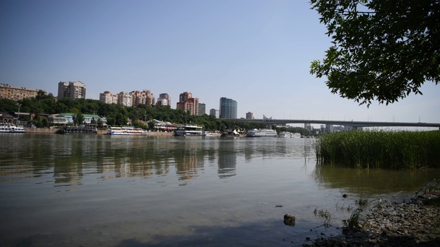 顿河上的船只，从左岸看视频下载