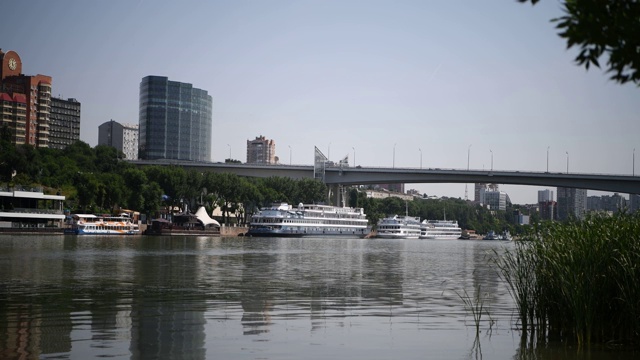 顿河上的船只，从左岸看视频素材