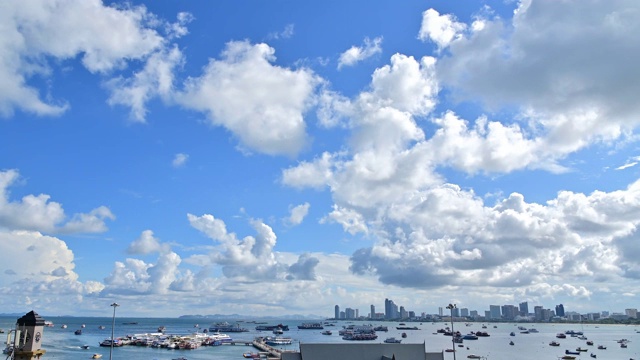 碧海蓝天白云的芭堤雅城市景观。泰国芭堤雅是著名的海上运动和夜生活娱乐城市，4K时间推移视频视频下载