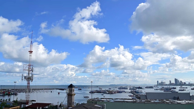 碧海蓝天白云的芭堤雅城市景观。泰国芭堤雅是著名的海上运动和夜生活娱乐城市，4K时间推移视频视频下载