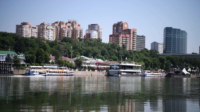 顿河上的船只，从左岸看视频素材