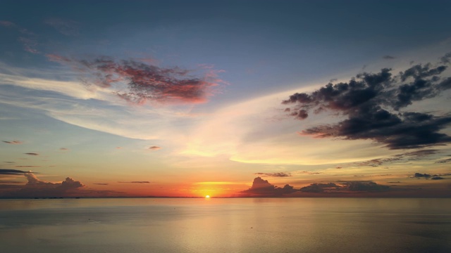 海面上的云日落，太阳降落。视频素材