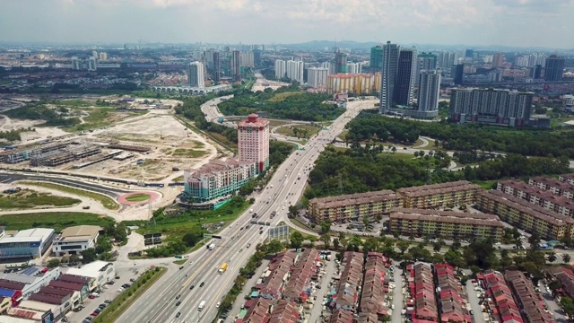 鸟瞰图高速公路去市中心，马来西亚蒲庄视频素材