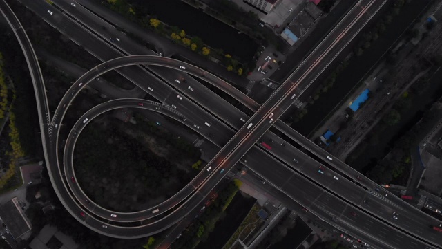 交通尖峰时刻的交通和道路交叉口鸟瞰图视频素材