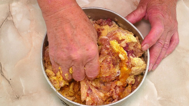 用手混合碎肉做成肉排。食物的照片。烹饪食谱。菜单上的菜。家里的厨房。烹饪食物。肉菜。厨房工具。宣传视频。热的点心。视频素材