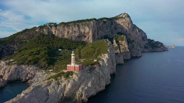 无人机在卡普里岛上空拍摄的Faro di punta Carena灯塔航拍镜头。4K。视频素材