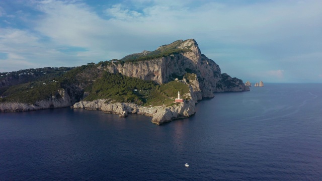 无人机在卡普里岛上空拍摄的Faro di punta Carena灯塔航拍镜头。4K。视频素材