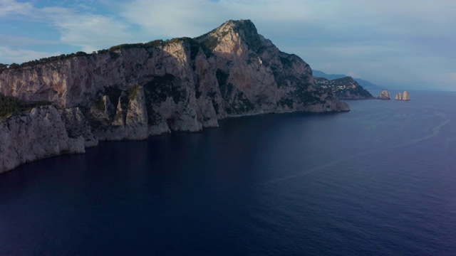 无人机在卡普里岛上空拍摄的Faro di punta Carena灯塔航拍镜头。4K。视频素材