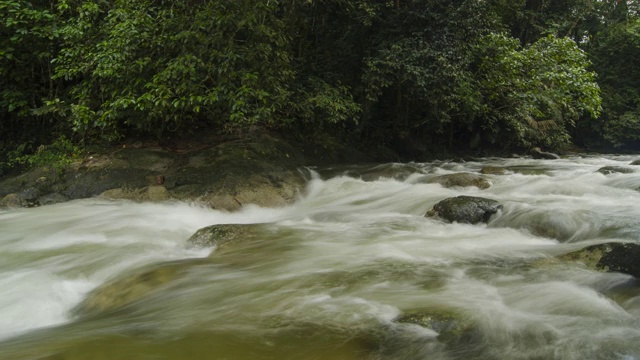 在吉打州Sungai Sedim，水流从岩石上落下视频素材