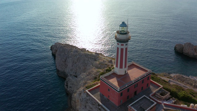 无人机在卡普里岛上空拍摄的Faro di punta Carena灯塔航拍镜头。4K。视频素材