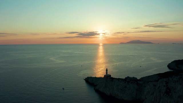 无人机在卡普里岛上空拍摄的Faro di punta Carena灯塔航拍镜头。4K。视频素材