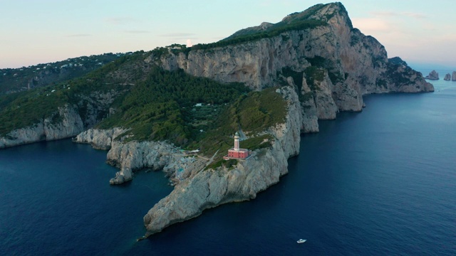 无人机在卡普里岛上空拍摄的灯塔Faro di punta Carena Capri的航拍镜头。4K。视频素材