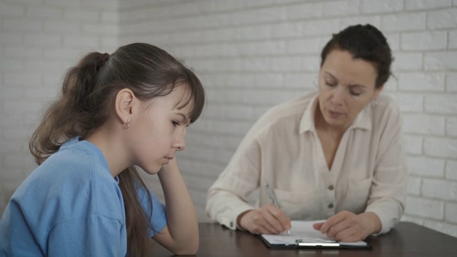 心理学家最后的青少年。视频素材