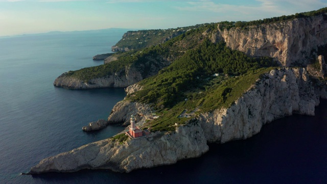 无人机在卡普里岛上空拍摄的Faro di punta Carena灯塔航拍镜头。4K。视频素材