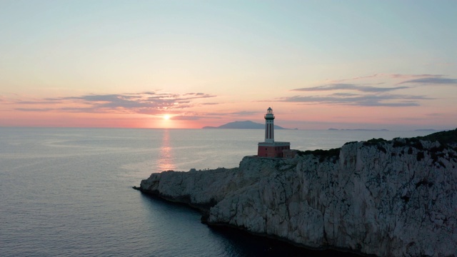 无人机在卡普里岛上空拍摄的Faro di punta Carena灯塔航拍镜头。4K。视频素材