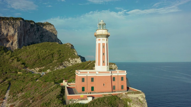 无人机在卡普里岛上空拍摄的Faro di punta Carena灯塔航拍镜头。4K。视频素材