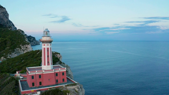 无人机在卡普里岛上空拍摄的Faro di punta Carena灯塔航拍镜头。4K。视频素材