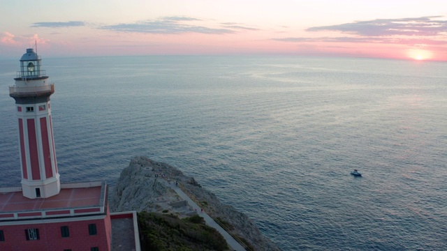 无人机在卡普里岛上空拍摄的Faro di punta Carena灯塔航拍镜头。4K。视频素材