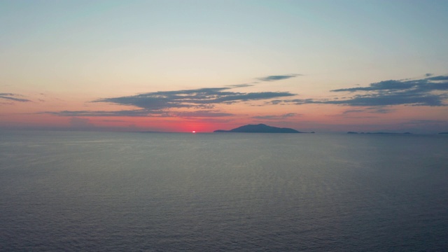 无人机在卡普里岛上空拍摄的Faro di punta Carena灯塔航拍镜头。4K。视频素材