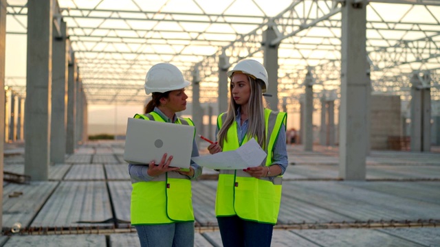 女工程师监督建筑工地视频素材