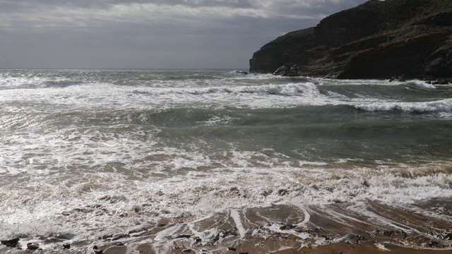 西班牙海滩在多云天气海浪视频素材