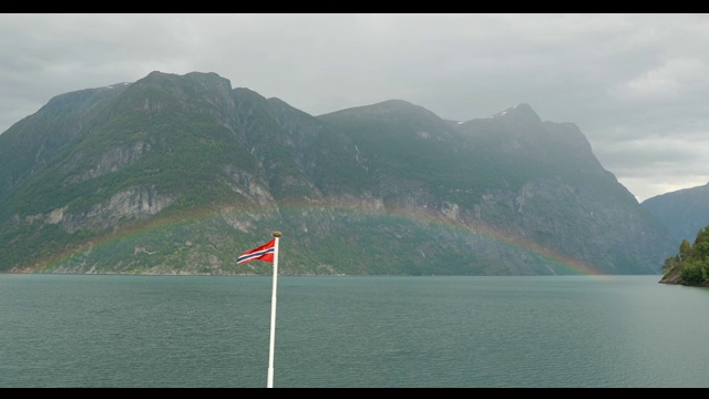 Sunnylvsfjorden,挪威。彩色彩虹在阳光湾峡湾的春天景观。从漂浮的旅游船渡船在夏天的一天。著名的挪威地标和受欢迎的目的地视频素材