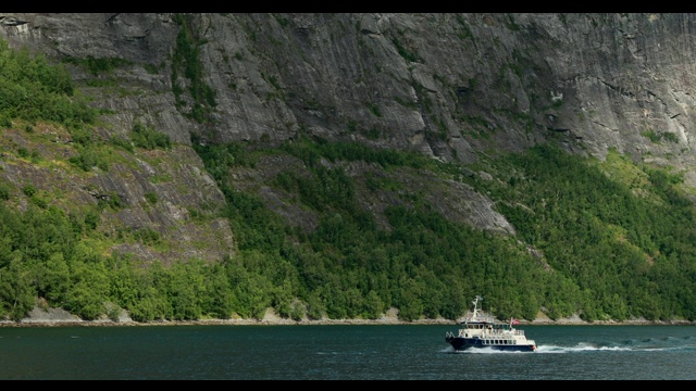 Geirangerfjord,挪威。旅游船渡船浮动班轮在春天夏天穿过盖朗格峡湾水域。著名的挪威地标和受欢迎的目的地视频素材