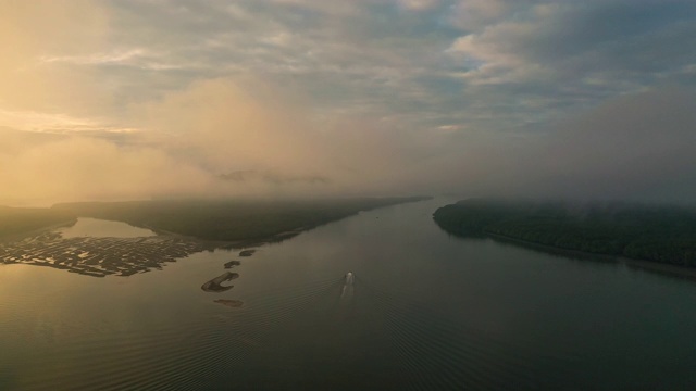 鸟瞰图风景风景，清晨薄雾在槟湾视频素材