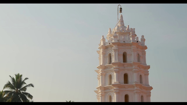 卡莱姆，丰达，印度果阿。Shree shanadurga Mandir, Kavlem Temple。著名地标和热门目的地。白色的灯。Shantadurga井斜视频素材