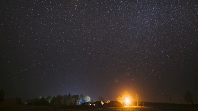 老村上空真正的夜空星星。白俄罗斯乡村自然星空景观视频素材