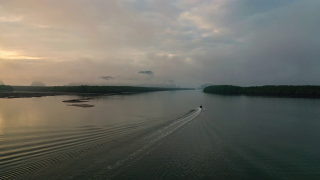 鸟瞰图攀雅湾晨雾及热带雨下的日出和当地船只视频素材