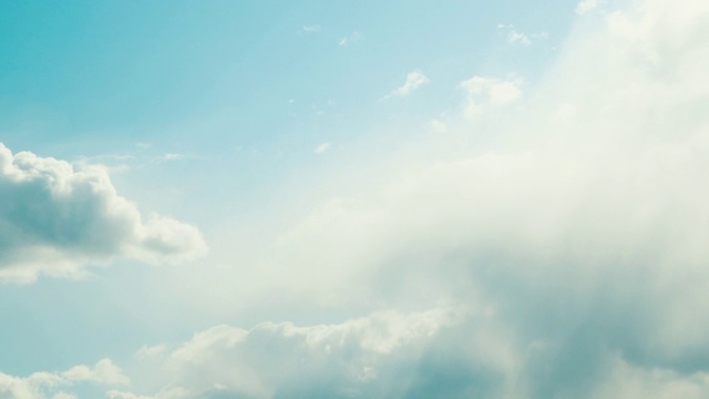 阳光透过乌云密布的雨云照耀。天空的自然背景。天气预报的概念视频素材