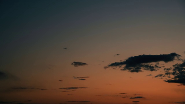 日落多云的天空和蓬松的云。日落天空自然背景视频素材