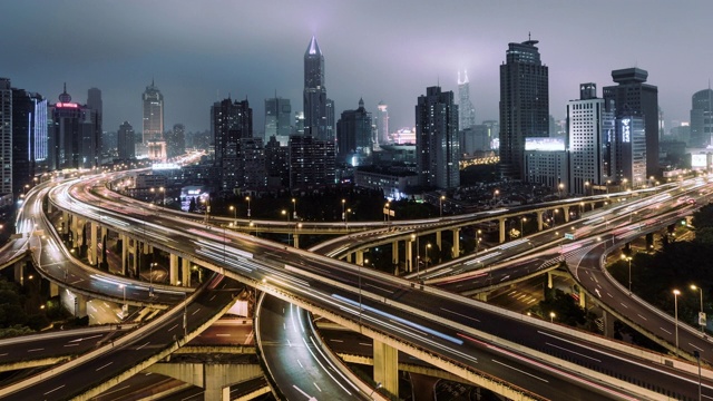 T/L ZI天桥和城市交通夜间鸟瞰图/上海，中国视频素材