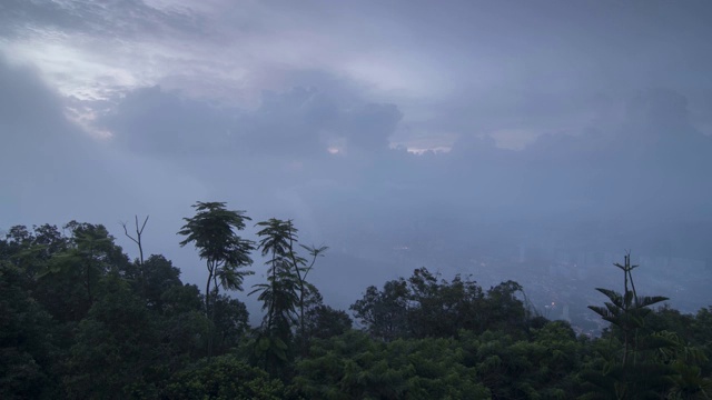 清晨，薄雾袭击了槟榔屿山。视频素材