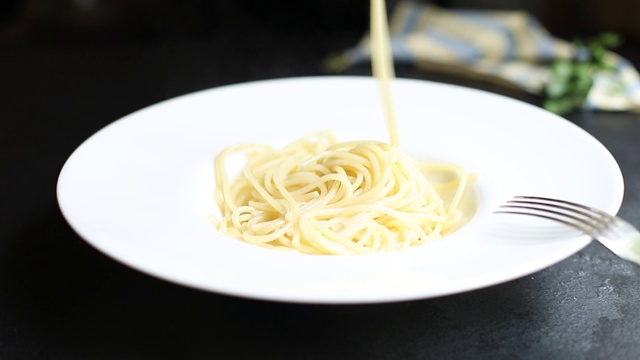 意大利面意大利面白色盘子第二道菜食物背景俯视图复制空间文字有机饮食健康视频素材