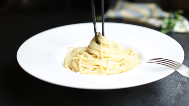 意大利面意大利面白色盘子第二道菜食物背景俯视图复制空间文字有机饮食健康视频素材